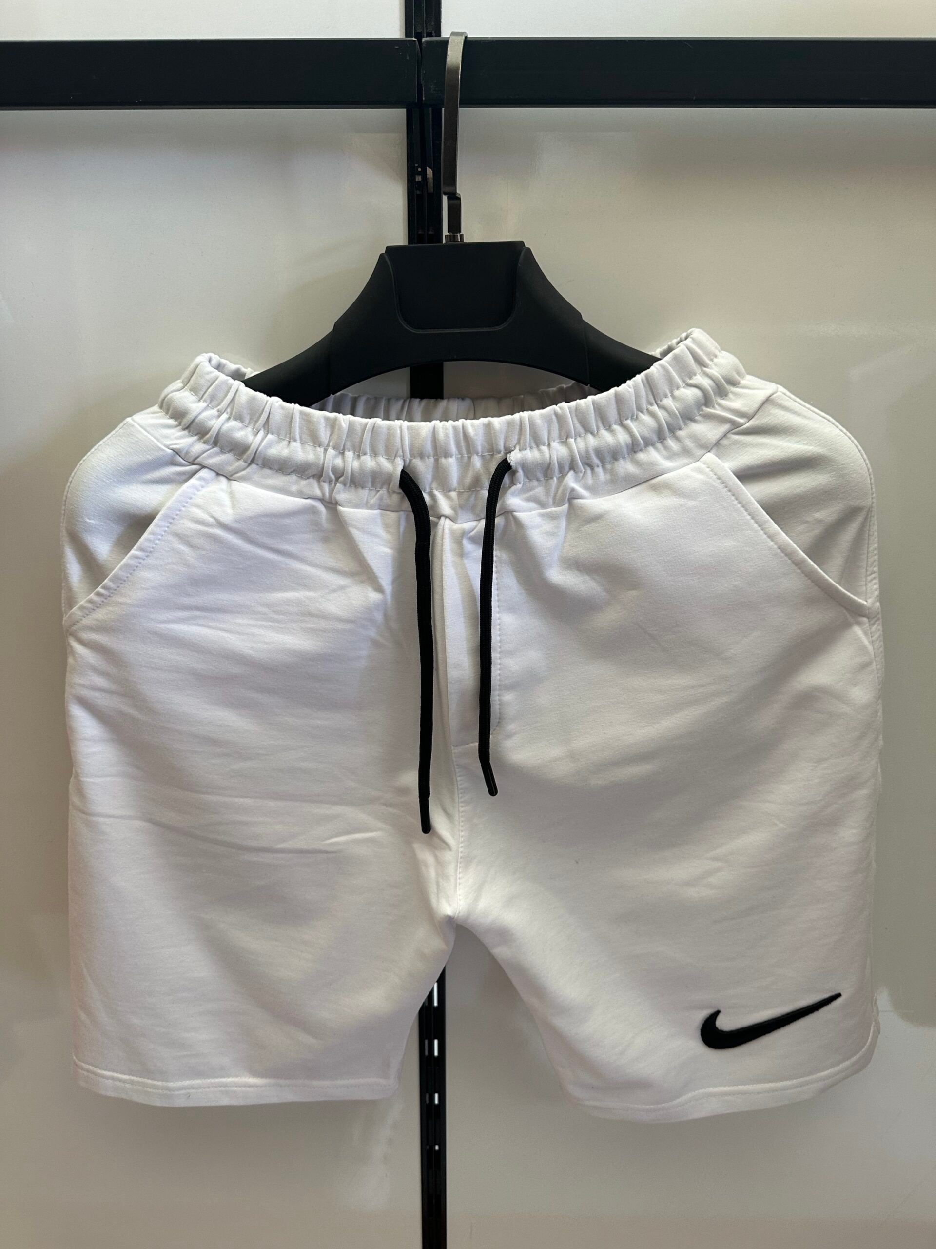 Nike Basic Nakişli Beyaz Şort