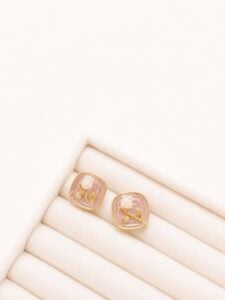 Çelik Gold Pembe Lale Desenli Vintage Küpe – Kare Formlu Minimal Kadın Küpesi