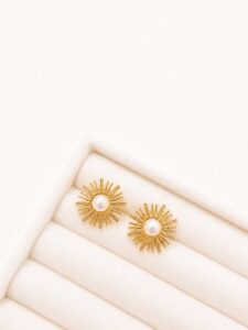 Çelik Gold İnci Detaylı Güneş Işıltısı Küpe – Vintage Minimal Kadın Küpesi