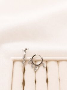 Çelik Silver Baget Taş Detaylı Sallantılı Halka Küpe – Minimal Zirkon Kadın Küpesi