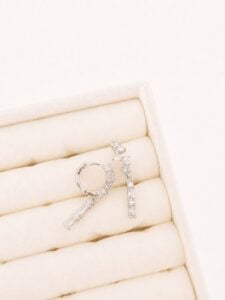 Çelik Silver Asimetrik Zirkon Taşlı Sallantılı Küpe – Modern Kadın Küpesi