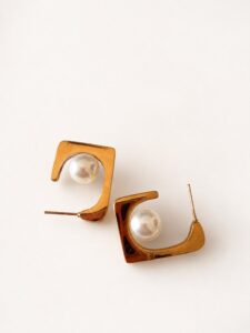 Gold İnci Detaylı Geometrik Çelik Küpe – Modern Kadın Küpe