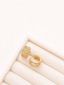 Xuping Gold Taşlı Geometrik Halka Küpe – Zirkon Detaylı Şık Kadın Küpesi